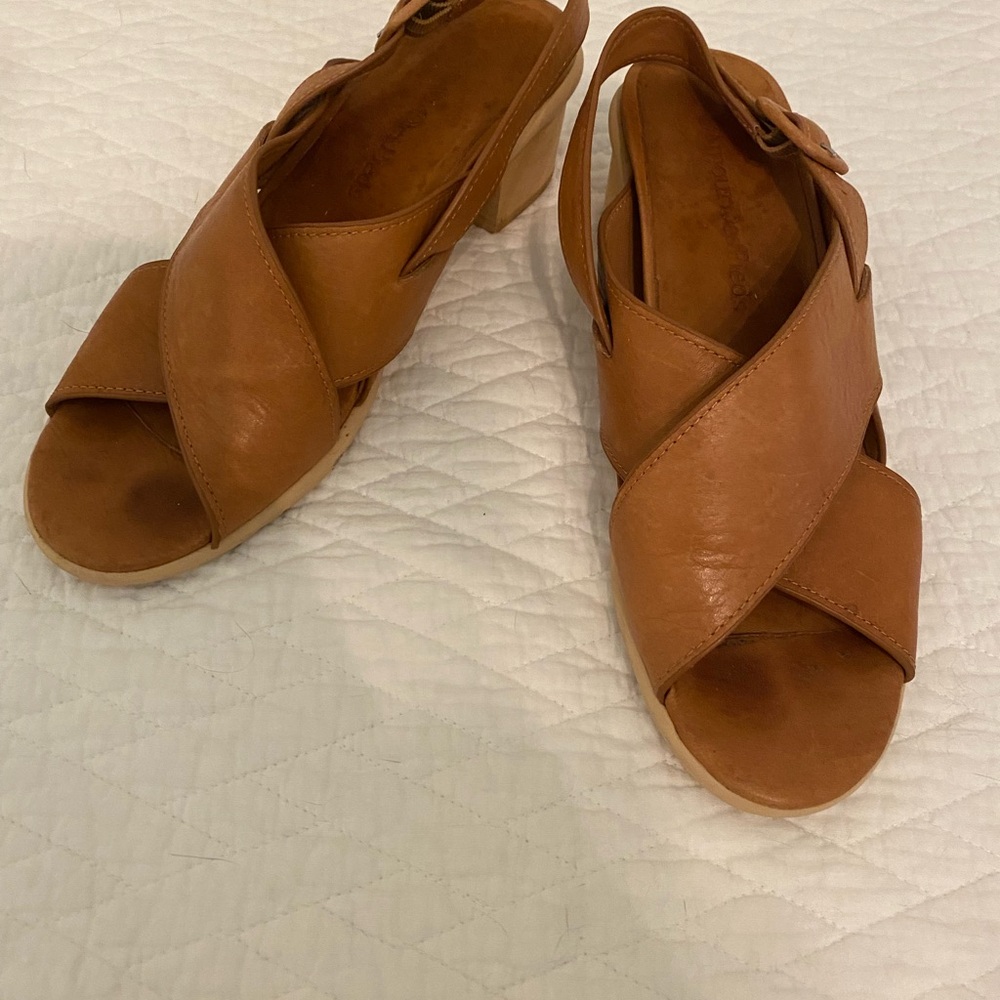 Chic Tan Leather Sandals